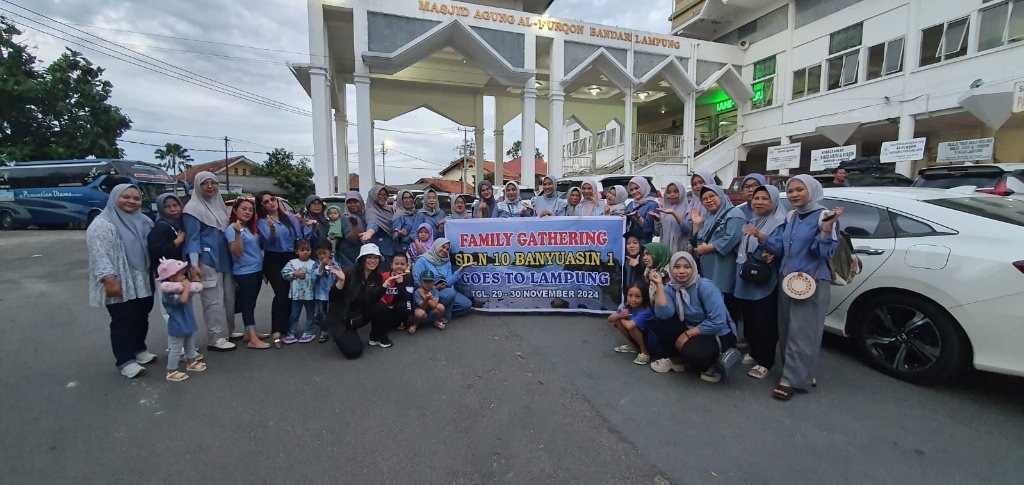 Family Gathering SD N 10 Banyuasin 1 Goes to Lampung